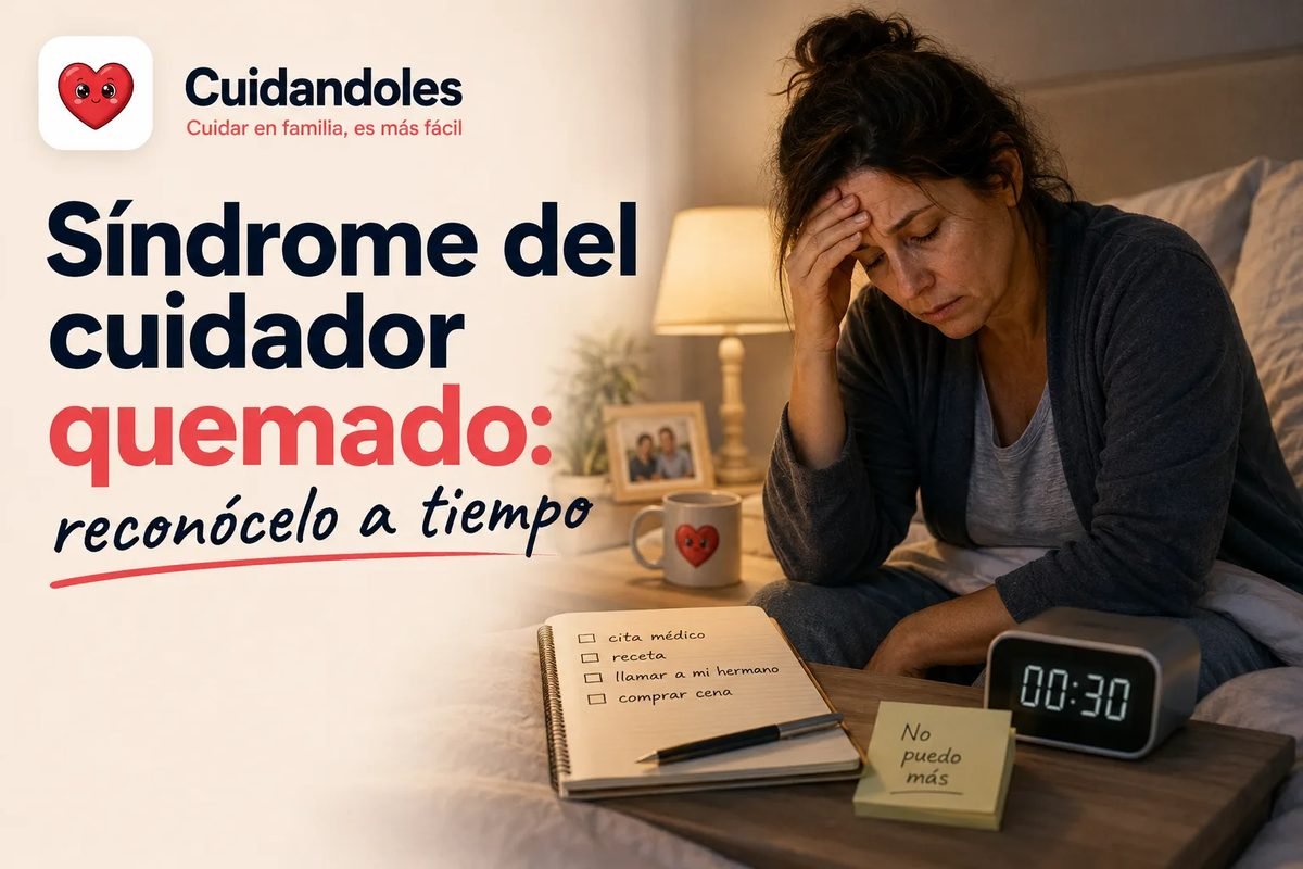 Mujer cuidadora de mediana edad sentada en la cama de noche, agotada, junto a una mesilla con una lista de tareas pendientes (cita médico, receta, llamar a mi hermano) y una taza con el corazón de Cuidándoles, reflejando el agotamiento silencioso del síndrome del cuidador quemado.